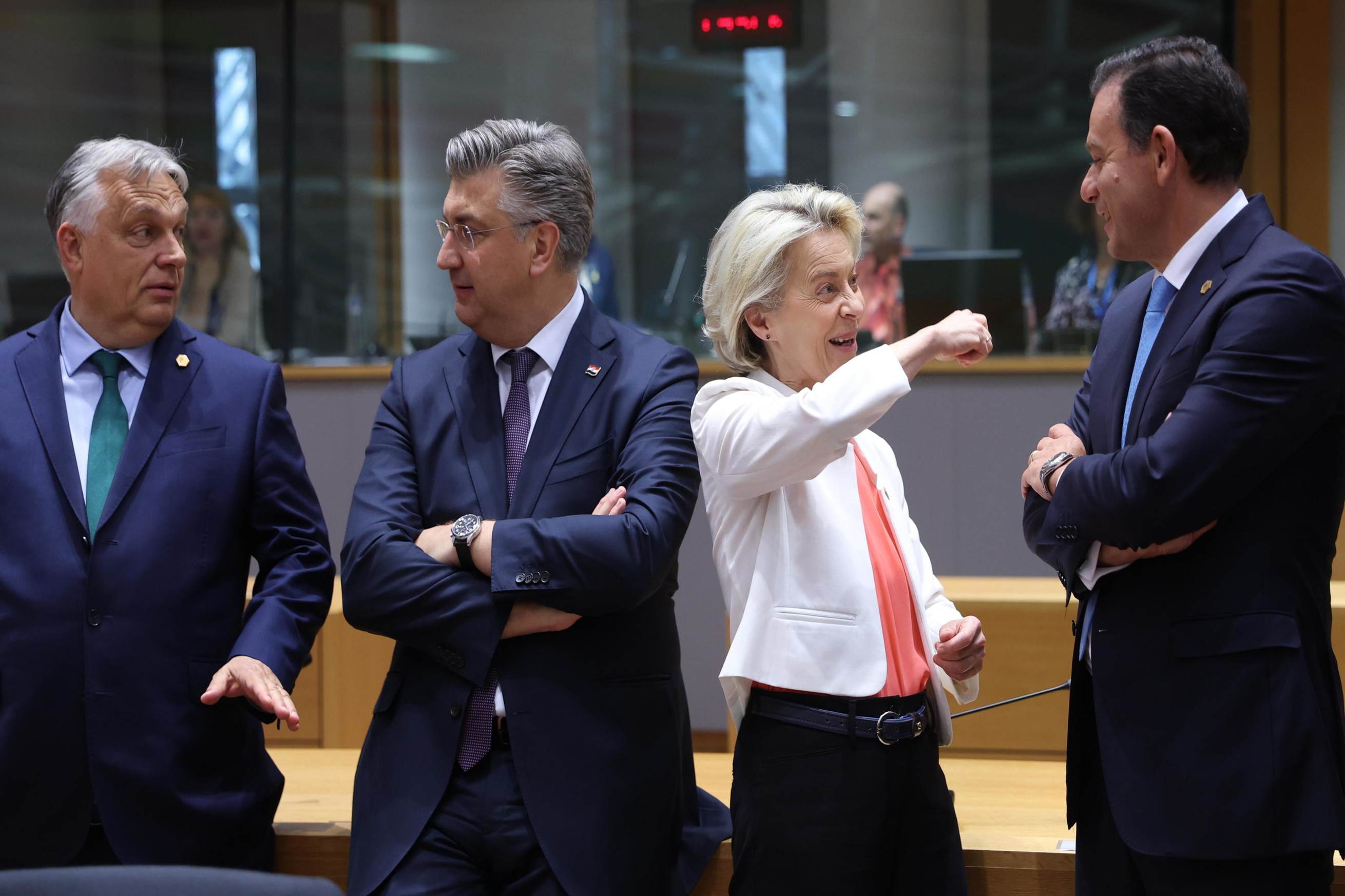 Le Premier ministre hongrois Viktor Orban, le Premier ministre croate Andrej Plenkovic, la prsidente de la Commission europenne Ursula von der Leyen et le Premier ministre portugais Luis Montenegro lors de la runion informelle du Conseil europen.