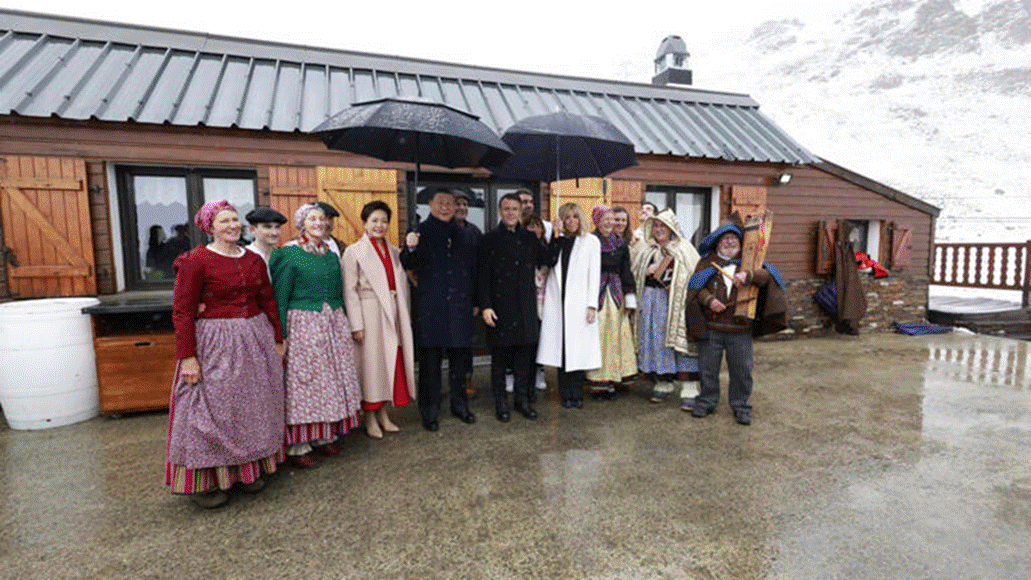 Le prsident franais Emmanuel Macron et son pouse Brigitte Macron, le prsident chinois Xi Jinping, au centre gauche, et son pouse Peng Liyuan, quatrime  gauche, posent avec des danseurs folkloriques, le mardi 7 mai 2024 au col du Tourmalet, dans les Pyrnes.