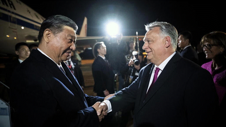 Le prsident chinois Xi Jinping a t accueilli par le Premier ministre hongrois Viktor Orban  l'aroport  Ferihegy, en Hongrie, mercredi 8 mai 2024.