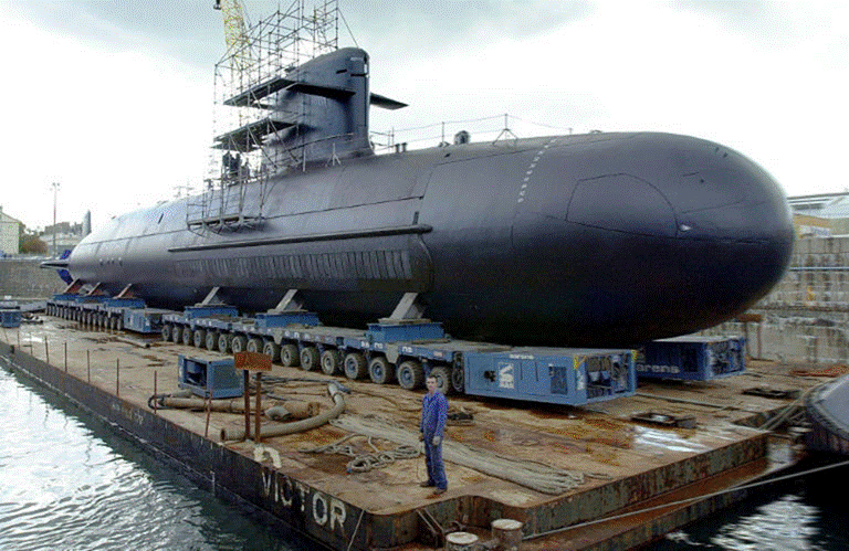 Le sous-marin Scorpne, un submersible  propulsion conventionnelle destin  l'interception des sous-marins et des navires de surface construit par DCN  Cherbourg, le 21 octobre 2003  Cherbourg